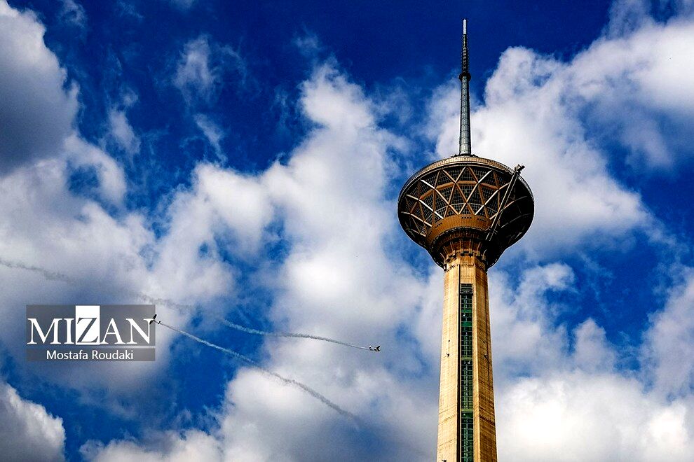 مانور ویژه هواپیماهای فوق سبک بر فراز برج میلاد +تصاویر