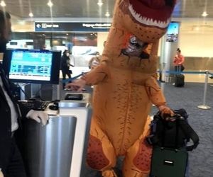 فرار از کرونا با لباس عجیب 
