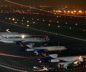 خواب شبانه مسافران در داخل هواپیما در فرودگاه مهرآباد به علت نقص در روشنایی باند فرودگاه اهواز
