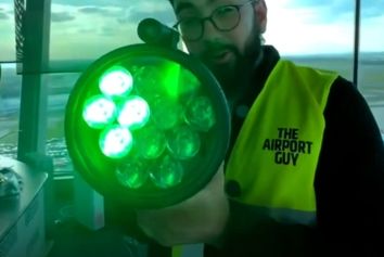 وقتی ارتباط رادیویی قطع می‌شود، برج مراقبت چطور با خلبان حرف می‌زند؟