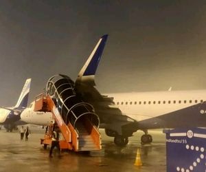 تصاویری از صدماتی که وزش باد در فرودگاه احمدآباد هند بر سر هواپیماها و تجهیزات فرودگاهی آورده است.
