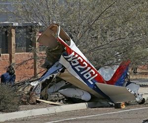 تصاویری از سانحه برخورد جت شخصی و یک خودرو در آمریکا