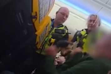 درگیری مسافر «مست» با مأموران امنیتی، پرواز رایان‌ایر را در مسیر کراکوف–بریستول مختل کرد