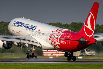 هواپیمای ترکیش ایرلاینز در فرودگاه استانبول با باند فرودگاه برخورد کرد

