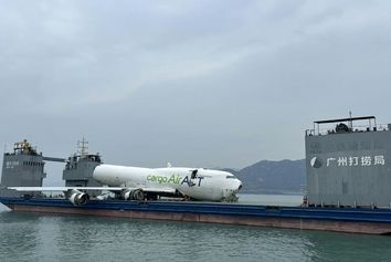 آخرین تصاویر از بقایای هواپیمای باری ترکیه که در هنگ‌کنگ به دریا سقوط کرد