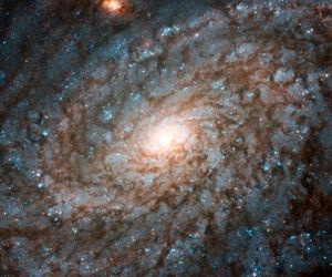 تصویری از یک کهکشان کروی در فاصله ۶۰ میلیون سال نوری ما؛ محققان معتقدند که در مرکز این کهکشان سیاه‌چاله‌های بسیار بزرگی وجود دارد.