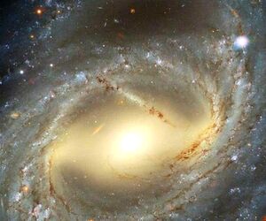 تصویر خیره کننده تلسکوپ هابل از یک کهکشان در حال چرخش