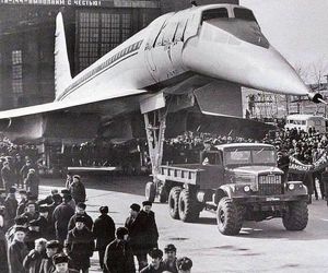 تصویری تاریخی از بیرون آمدن هواپیمای توپولوف ۱۴۴ 