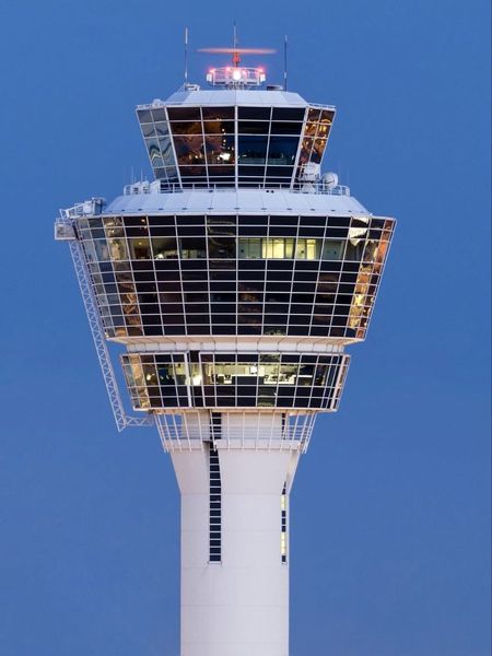 چرا شیشه برجهای کنترل فرودگاهها زاویهدار هستند؟