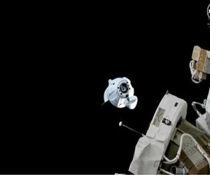 فضانوردان کرو-۹ محل استقرار فضاپیمایشان را تغییر می‌دهند!