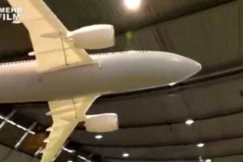 پرواز بزرگترین هواپیمای مدل در ترمینال فرودگاه