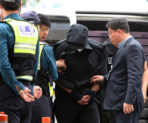 مسافر هندی به دلیل باز کردن در هواپیما مجبور به پرداخت جریمه سنگین شد +عکس