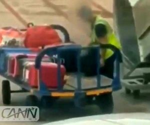 یکى از پرسنل خدمات بار در یک فرودگاه خارجى، دقایقى پس از سرقت از چمدان مسافران، دستگیر شد