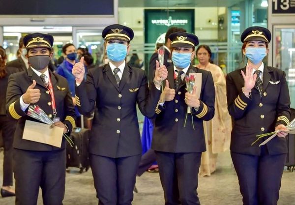 طولانی‌ترین پرواز مسافربری تاریخ هند، توسط چهار خلبان و کمک خلبان زن انجام شد.