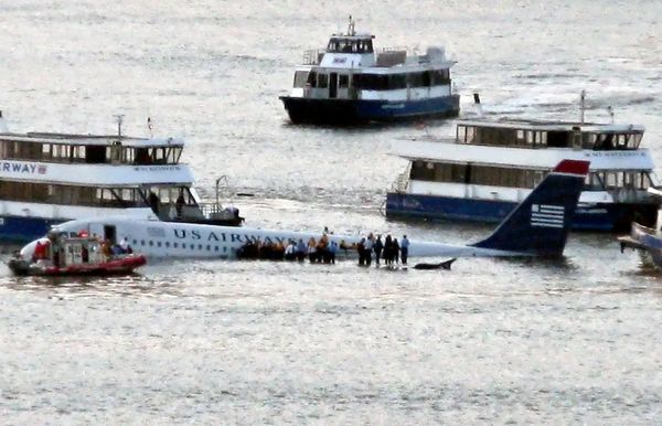 داستان شگفتانگیز خلبانی که بدون موتور و باند بر روی آب فرود آمد