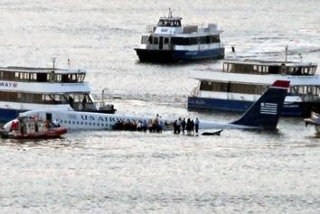 داستان شگفت‌انگیز خلبانی که بدون موتور و باند بر روی آب فرود آمد