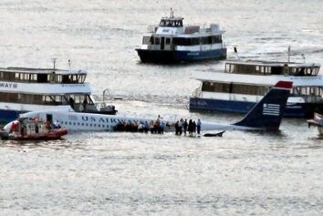 داستان شگفت‌انگیز خلبانی که بدون موتور و باند بر روی آب فرود آمد