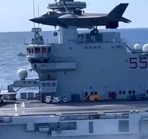 فرود عمودی جنگنده اف-۳۵ بر سطح ناو