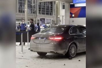 برخورد خودرو با مسافران در فرودگاه دیترویت آمریکا