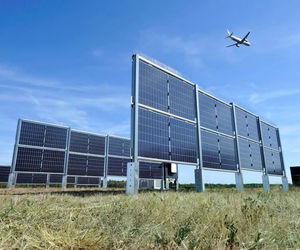 نصب پنل های خورشیدی عمودی در فرودگاه های آمریکا +عکس