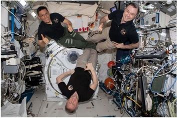 ۳ فضانورد پس از یک سال به زمین برمی‌گردند