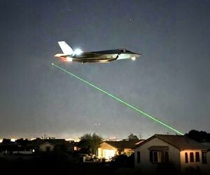 مجازات حبس برای مردی که جنگنده‌های F-35 را با لیزر هدف قرار می‌داد