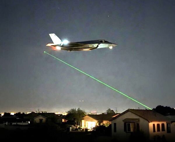 مجازات حبس برای مردی که جنگنده‌های F-35 را با لیزر هدف قرار می‌داد