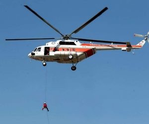 بالگرد هلال‌احمر اقلام امدادی را به سیل‌زدگان روستای «شوریجه» سرخس رساند