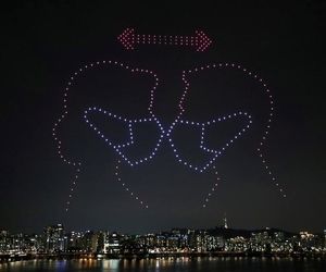 پرواز پهپادهای نورانی بر فراز رودخانه 