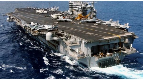 چند هواپیما در دقیقه از یک ناو هواپیما بر بلند می شود؟