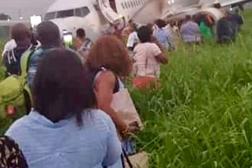  خروج بوئینگ شرکت هواپیمایی سیبا از باند فرودگاه مالابو +فیلم