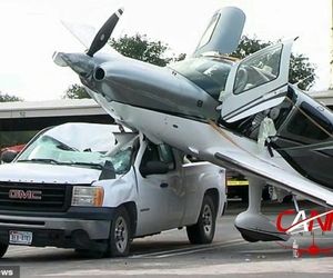 سقوط هواپیمای کوچک بر روی سقف ماشین در Midland تگزاس + (عکس)