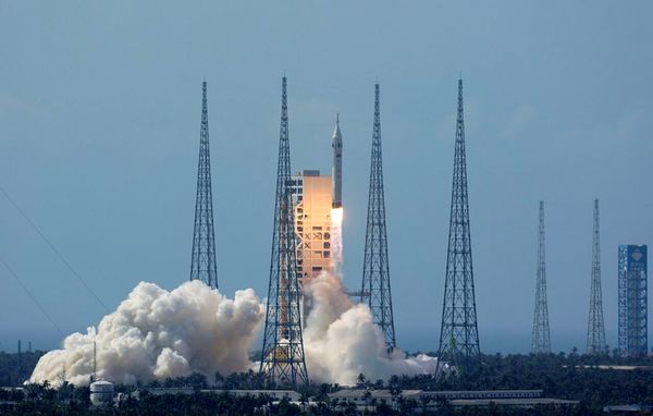 پکن یک گام دیگر
به اعزام فضانوردان
به ماه نزدیک شد