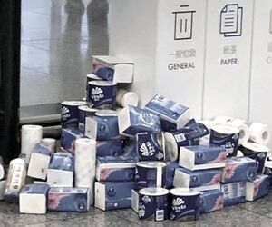کوهی از بسته‌های «دستمال کاغذی» رها شده در فرودگاه هنگ‌کنگ خبرساز شد!