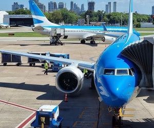 فرود اضطراری هواپیمای آرژانتینی به دلیل نقص فنی در فرودگاه ازیزا +فیلم