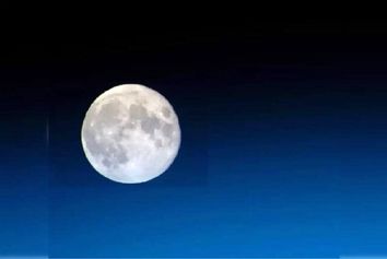 دوشنبه شب منتظر اَبر ماه آبی باشید