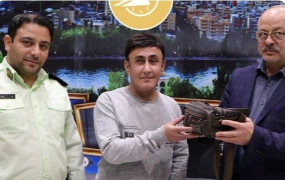 مامور پاکدست فرودگاه تبریز کیف ۳۵۰ میلیون تومانی را به صاحبش برگرداند