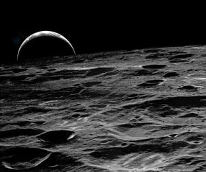 طلوع زمین از مدار ماه که توسط خدمه فضاپیمای آپولو ۱۴ در سال ۱۹۷۱ گرفته شد

