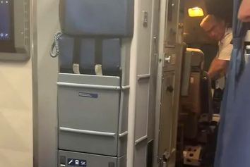 شوک به مسافران هواپیمای آمریکایی | بازداشت ناگهانی کمک‌خلبان دلتا ایرلاینز در فرودگاه سان‌فرانسیسکو