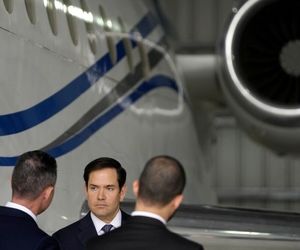 ترک شیشه، هواپیمای وزیر خارجه آمریکا را زمین‌گیر کرد