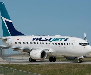 پس از تلاش یک مسافر برای باز کردن درهای اضطراری، مسیر پرواز وست جت تغییر کرد