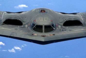 هر ساعت پرواز B-2 به ۱۲۰ ساعت تعمیر نیاز دارد؛ نگهداری سنگین بمب‌افکن افسانه‌ای