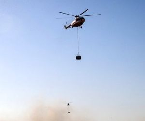 لحظه آبگیری بالگرد برای مهار آتش در پلدختر + فیلم