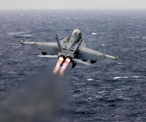 سقوط جنگنده اف ۱۸ آمریکا در دریای سرخ

