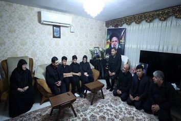 دیدار مخبر با خانواده کادر پروازی سانحه سقوط بالگرد حامل رییس‌جمهور