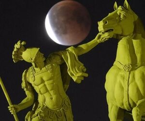 خسوف کامل؛ زیباترین تصاویر از «ماه خونین» در آسمان