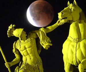 خسوف کامل؛ زیباترین تصاویر از «ماه خونین» در آسمان