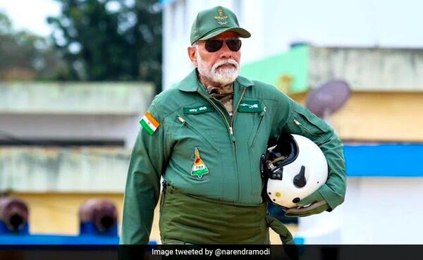 پرواز نخست‌وزیر هند با جنگنده بومی+تصاویر 