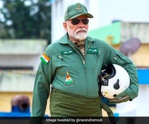 پرواز نخست‌وزیر هند با جنگنده بومی+تصاویر 