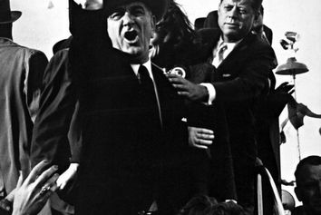  فریاد کشیدن بر سر خلبانی که در طی سخنرانی جان اف کندی موتورهای هواپیمایش را روشن کرده است